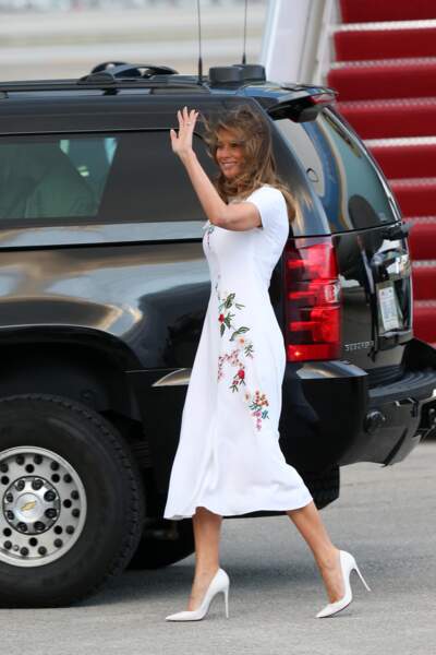 Melania Trump en robe longue blanche à fleurs brodées Carolina Herrera, débarque d'Air Force One sur le tarmac de l'aéroport de Palm Beach, le 17 janvier 2020.