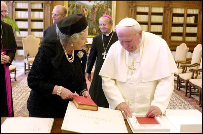 Jean Paul II et la reine Elizabeth II au Vatican en 2000