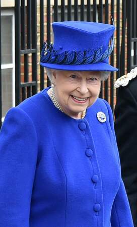 La reine Elisabeth II d'Angleterre et  après avoir visiter le marché de la charité à Londres en mars 2016