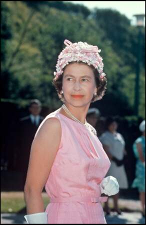 Elizabeth II et son chapeau rose en 1967