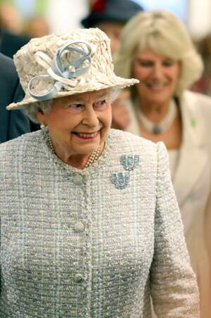 La reine Elizabeth II décorant le sapin de Noel dans les locaux de chez Barnardo's a Londres en 2013