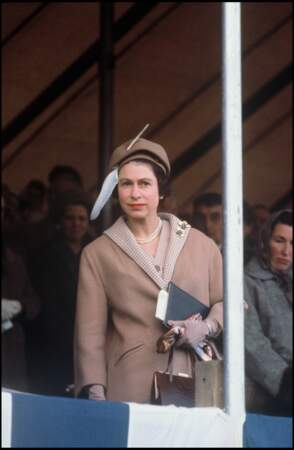La reine Elizabeth II et un chapeau très original en 1961