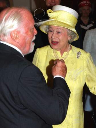 Richard Attenborough et la reine Elisabeth II d'Angleterre lors du centenaire de l'Académie Royale d'Art Dramatique à Londres en 2004