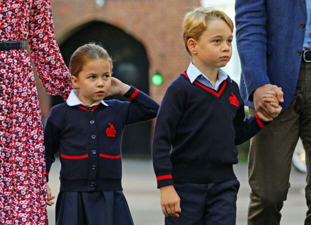 George et Charlotte lors de leur rentrée scolaire le 5 septembre 2019, accompagnés de leurs parents, Kate Middleton et le prince William. Adorables.