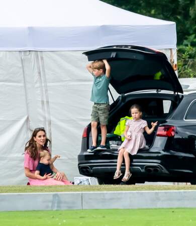 Kate Middleton et ses enfants George, Charlotte et Louis, lors du match de polo King Power Royal Charity Polo Day, le 10 juillet 2019.