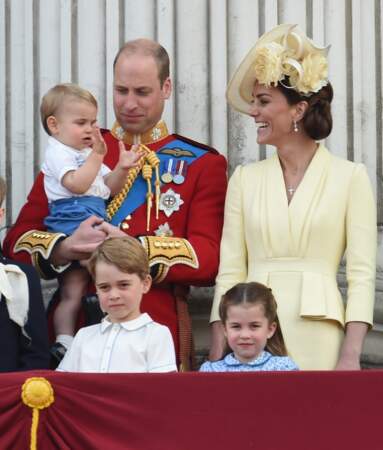 Les enfants Cambridge, George, Charlotte et Louis, lors du Trooping the Colour. Le petit prince Louis dans les bras de son papa, et les jeunes George et Charlotte toujours aussi inséparables. 