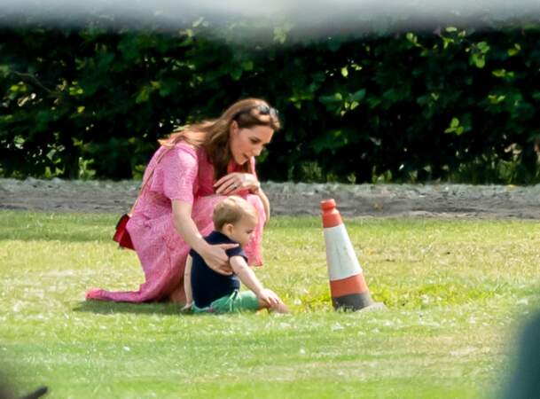Le jeune prince Louis très éveillé, découvre le monde, avec sa maman Kate Middleton, lors du match de polo King Power Royal Charity Polo Day 2019.