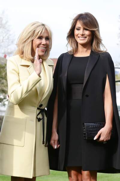 Melania Trump porte une cape Givenchy et la Première Dame Brigitte Macron  le 23 avril 2018.