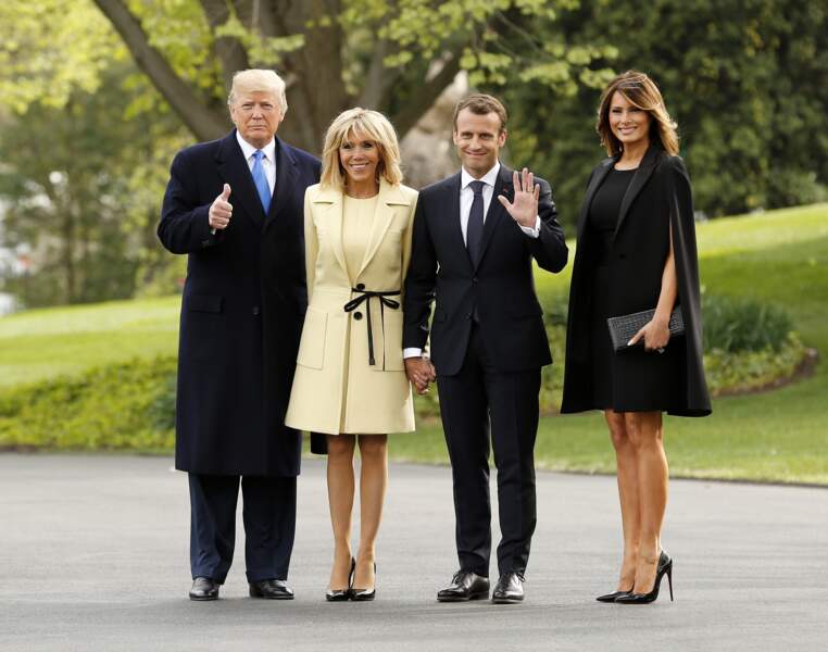Melania Trump porte toujours des marques françaises pour faire honneur à Emmanuel et Brigitte Macron, le 23 avril 2018. Ici une cape Givenchy.