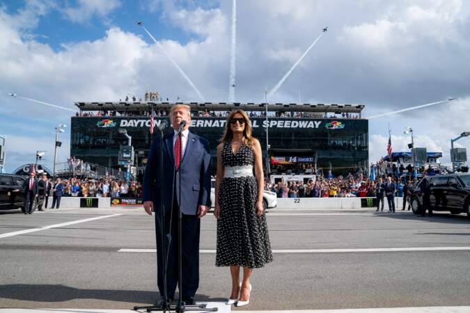 Donald et Melania Trump assistent a la course de Nascar des 500 miles d'Indianapolis le 16 février 2020. Elle porte une robe Dior et une ceinture Azzedine Alaïa.