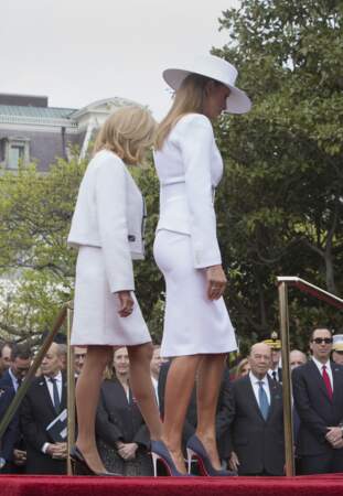 Melania Trump porte un chapeau Hervé Pierre, son styliste français, et bien sûr des Bouboutin aux pieds à la Maison-Blanche le 24 avril 2018.

