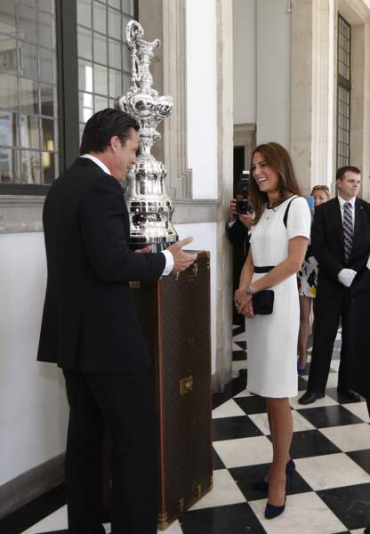Kate Middleton 2014, dans une robe estivale noir et blanche, un peu au-dessus des genoux.