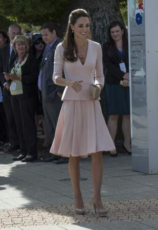 Kate Middleton ravissante dans u ensemble rose poudré Alexander McQueen, le 23 avril 2014.