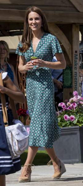 Kate Middleton en robe longue fleurie Sandro, et ses fameuses espadrilles Castaner.