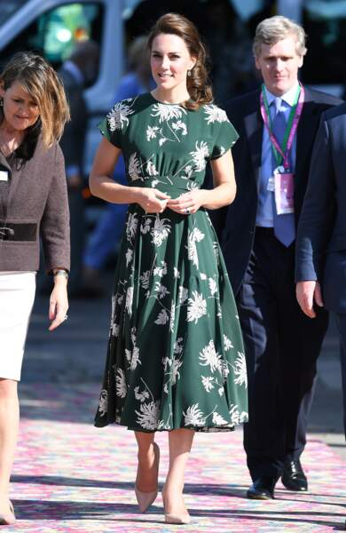Kate Middleton adore les imprimés comme le prouve cette robe Rochas, portée le 22 mai 2017.