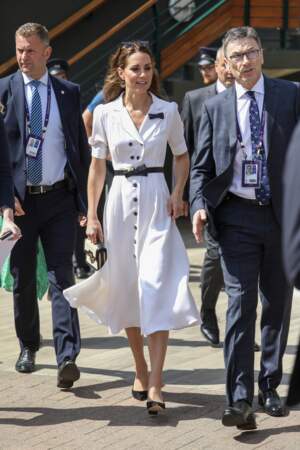 Kate Middleton à Wimbledon le 2 juillet 2019, dans une très chic robe blanche Suzannah Fashion qui sent bon l'été.