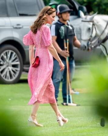 Kate Middleton, le 10 juillet 2019, dans une jolie robe rouge fleurie.