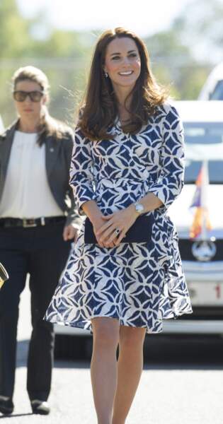 Kate Middleton en robe portefeuille Diane von Fürstenberg lors de leur visite officielle en Australie, le 17 avril 2014.