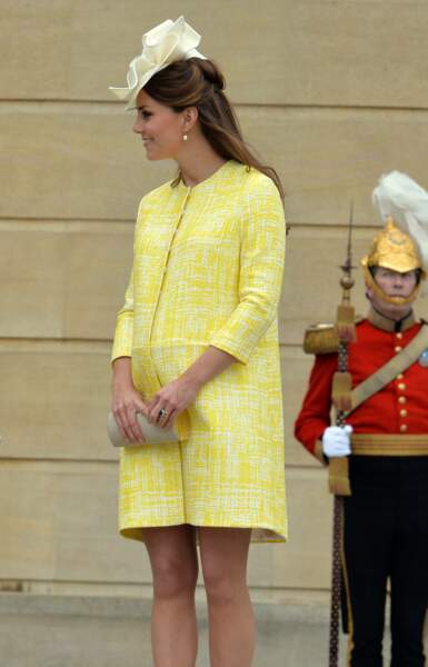 Kate Middleton enceinte dans un look très printanier, ici le 23 mai 2013 .