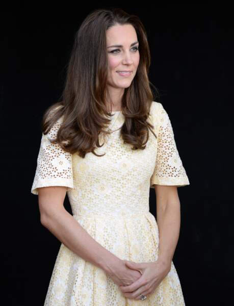 Kate Middleton en robe ajourée Zimmerman le 20 avril 2014