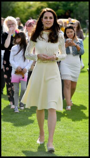 Kate Middleton dans une jolie robe ajourée See by Chloé, le 13 mai 2017.
