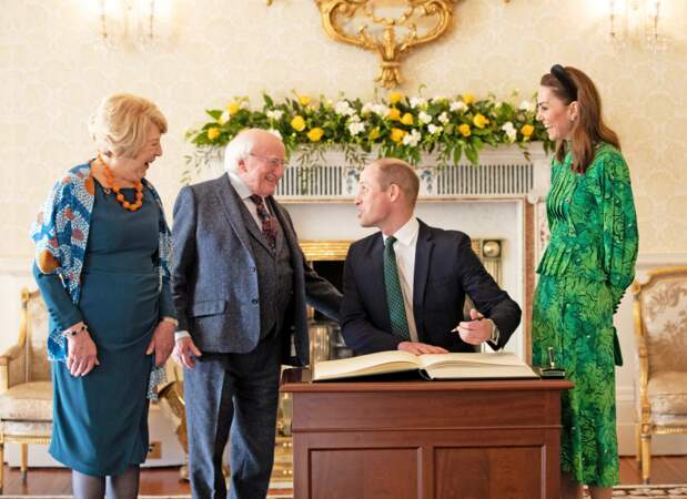 Kate Middleton dans une robe à fleurs verte Alessandra Rich, sa couleur préférée, en Irlande, le 3 mars 2020.