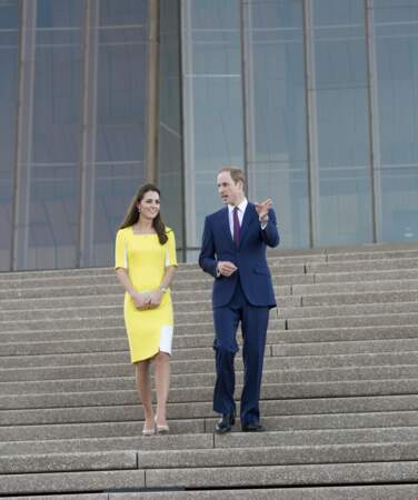 Lors d'un message vidéo le 1er juin 2020, Kate Middleton recycle cette robe jaune déjà portée  le 16 avril 2014 en Australie.