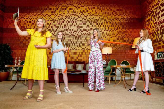 Maxima des Pays-Bas avec ses filles Ariane, Alexia et  Catharina-Amalia au Palais Huis à La Haye le 27 avril 2020