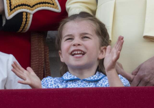 La princesse Charlotte de Cambridge pleine de joie au balcon du palais de Buckingham lors de la parade Trooping the Colour, le 8 juin 2019.