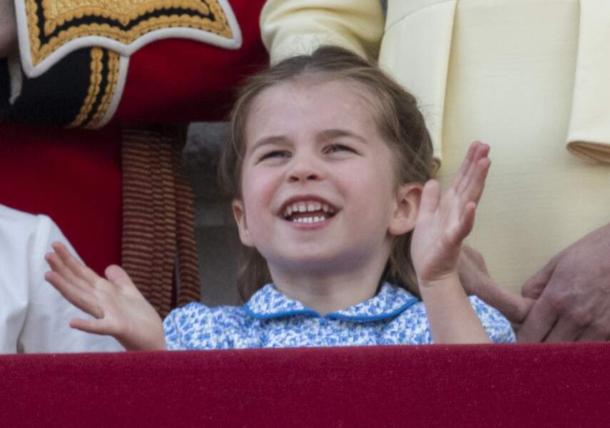 La princesse Charlotte de Cambridge pleine de joie au balcon du palais de Buckingham lors de la parade Trooping the Colour, le 8 juin 2019.
