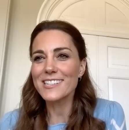 Kate Middleton le 3 mai 2020 en vidéo-tchat avec un nouveau pull bleu ciel Tabitha Webb.