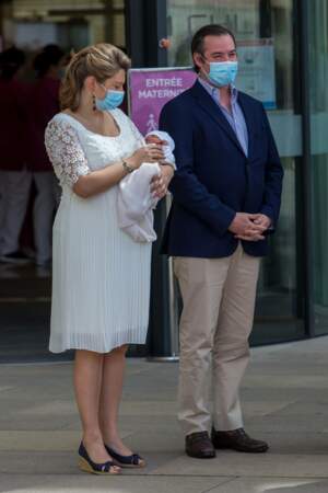 Guillaume et Stéphanie de Luxembourg à la sortie de la Maternité Grande Duchesse Charlotte le 13 mai 2020.
