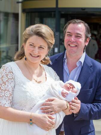 Guillaume et Stéphanie de Luxembourg ont pris la pause devant les photographes, à la sortie de la Maternité Grande Duchesse Charlotte le 13 mai 2020.
