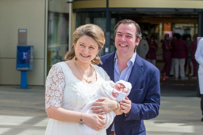Guillaume et Stéphanie de Luxembourg présentent leur fils Charles à la sortie de la Maternité Grande Duchesse Charlotte le 13 mai 2020.