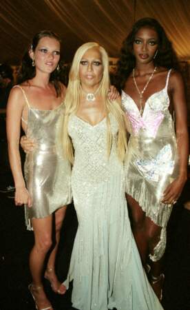 Naomi Campbell en 1999, toujours proche de Kate Moss, Donatella Versace.