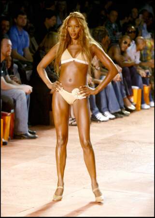 Naomi Campbell affiche un corps parfai lors du défilé ROSA CHA.