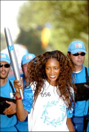 Naomi Campbell engagée, elle porte la flamme olympique à Athènes en 2004.
