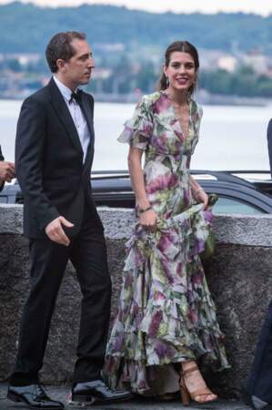Charlotte Casiraghi sublime dans une robe à fleurs longue, pour le mariage de son frère, Pierre Casiraghi, le 1er août 2015.