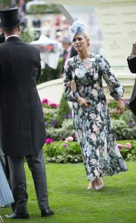 Zara Phillips a aussi choisi une robe à fleurs, accessoirisée d'un bibi et d'escarpins pour la très chic course d'Ascot, le 18 juin 2019.