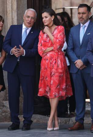 Letizia d'Espagne en robe à fleurs colorée signée Maje, le 5 juillet 2019.