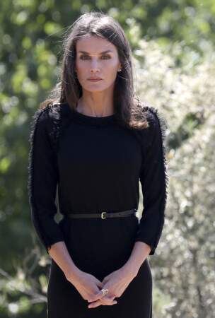 Letizia d'Espagne très chic en robe noire à froufrou sur les manches.