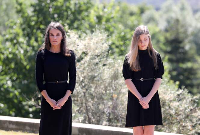 La reine Letizia d'Espagne est habillée exactement comme sa fille cadette, l'infante Sofia. Elle porte une robe Only.