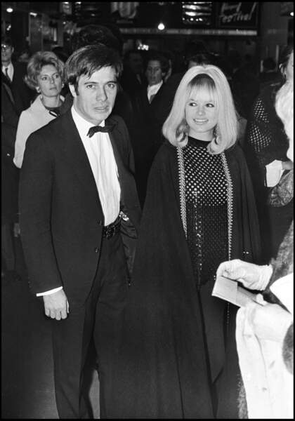 Guy Bedos et Sophie Daumier, alors son épouse, à la sortie du concert de Marie Laforêt, à l'Olympia en 1969. 