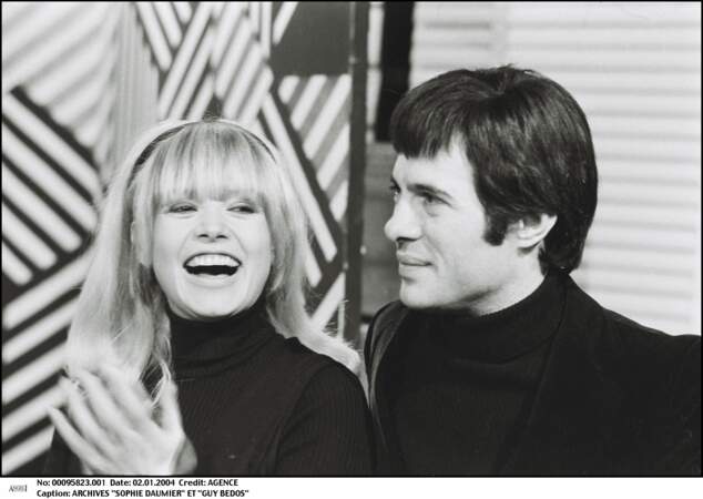 Sophie Daumier et Guy Bedos sur le plateau d'une émission, au début des années 1970. 