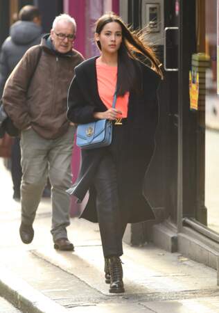 L'actrice et mannequin, Urassaya Sperbund, surnommée Yaya, porte le sac Louis Vuitton en bleu clair