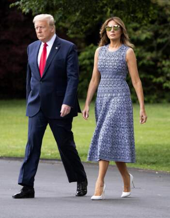 Melania Trump mixe une robe midi Azzedine Alaïa à une nouvelle paire de lunettes de soleil Dior. Seuls ses escarpins Manolo Blahnik ne sont pas "français ".