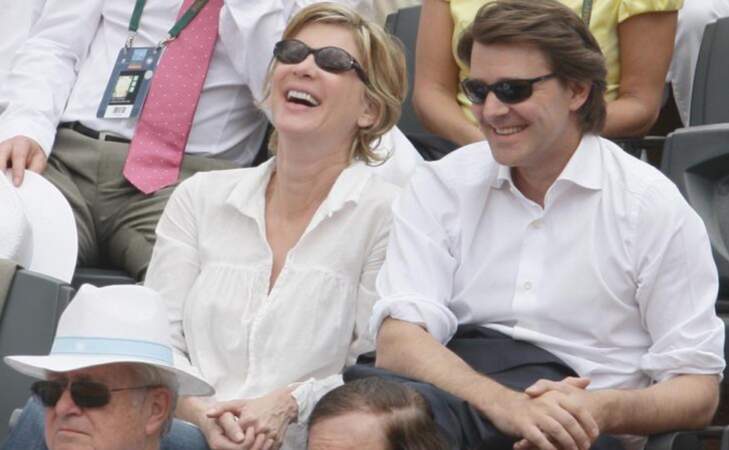L'actrice Michèle Laroque, tout sourire aux côtés de son compagnon, François Baroin, en 2009 à Roland Garros.