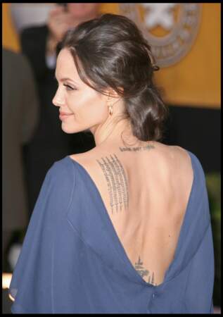Angelina Jolie avec un nouveau tatouage en 2009