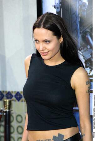 Angelina Jolie se fait tatouer une croix noire sur le bassin et le prénom de son mari, Billy Bob Thornton sur le bras.