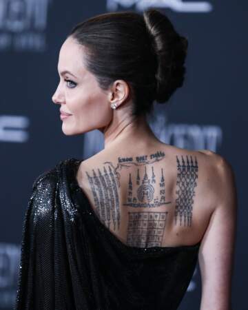 Angelina Jolie : chignon chic et tatouages multiples en 2019.